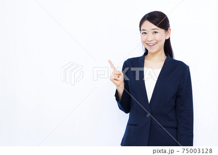 紺色のジャケットを着た30代ビジネスウーマン 紺色のジャケットを着た30代ビジネスウーマン 75003128