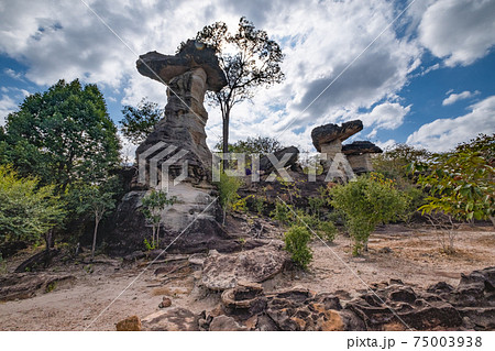 タイ東北部の奇岩　サオ・チャリエン6 75003938