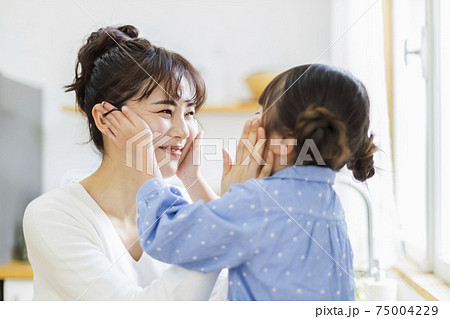 親子　スキンシップ 75004229