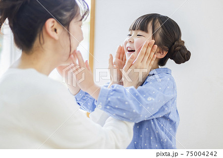 親子　スキンシップ 75004242