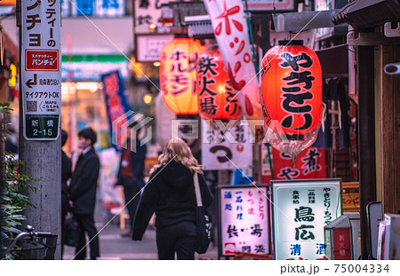 日本の東京都市景観 緊急事態宣言下の東京・新橋の飲み屋街などを望む…＝2021年2月5日、夕方 75004334