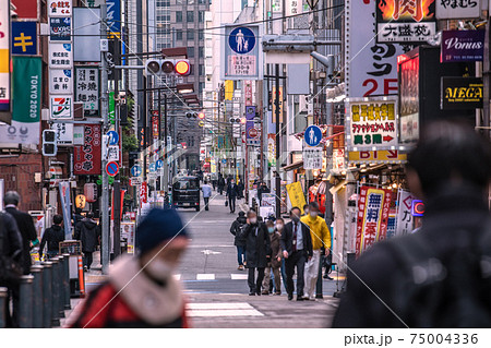 日本の東京都市景観 緊急事態宣言下の東京・新橋の飲み屋街などを望む…＝2021年2月5日、夕方 75004336