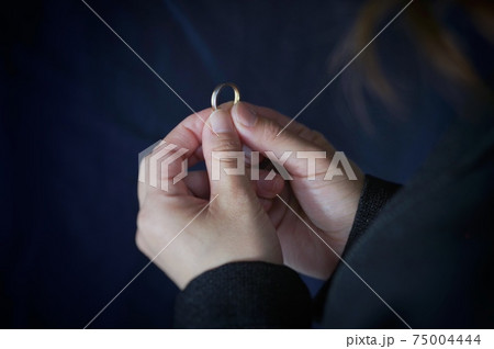 結婚指輪と女性 結婚指輪と女性 75004444