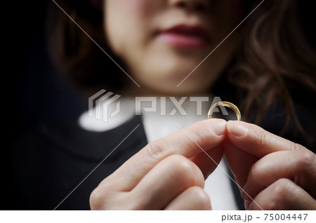 結婚指輪と女性 結婚指輪と女性 75004447