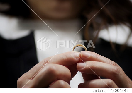 結婚指輪と女性 75004449