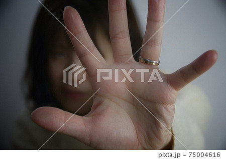 手のひらを向ける女性 75004616