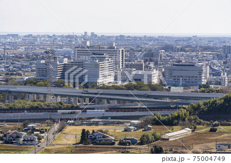 東海大学病院と東名高速道路・新東名を望む (神奈川県伊勢原市) 東海大学病院と東名高速道路・新東名を望む (神奈川県伊勢原市) 75004749