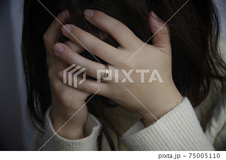 頭を抱える女性 頭を抱える女性 75005110