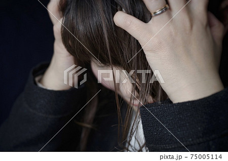 頭を抱える女性 頭を抱える女性 75005114