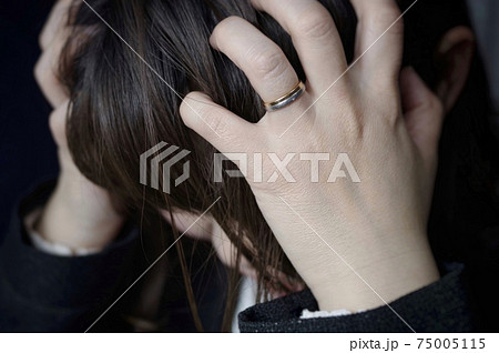 頭を抱える女性 頭を抱える女性 75005115