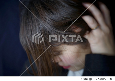 頭を抱える女性 75005116