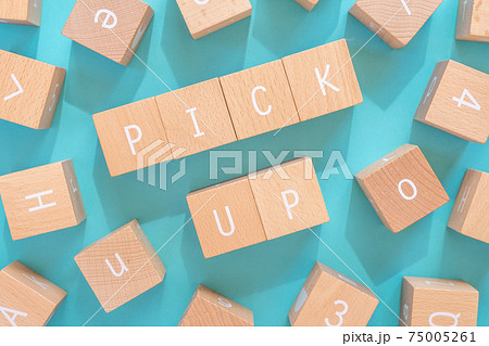 ピックアップ「PICK UP」と書かれた積み木と周りに散らばる積み木 75005261