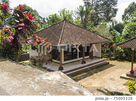 インドネシア・バリ島 伝統的な建築様式の民家 75005316