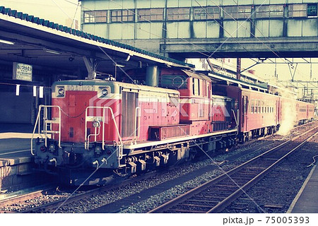 国鉄最後の日 会津若松駅 DD51+50系普通列車 233レ 国鉄最後の日 会津若松駅 DD51+50系普通列車 233レ 75005393