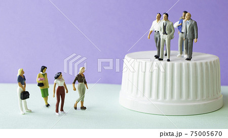 女性蔑視（男女差別）：上から女性を見さげる男性たち 75005670