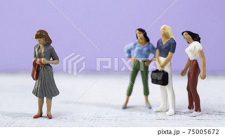 女性どうしの関係のむずかしさ(仲間外れ、陰口) 女性どうしの関係のむずかしさ(仲間外れ、陰口) 75005672