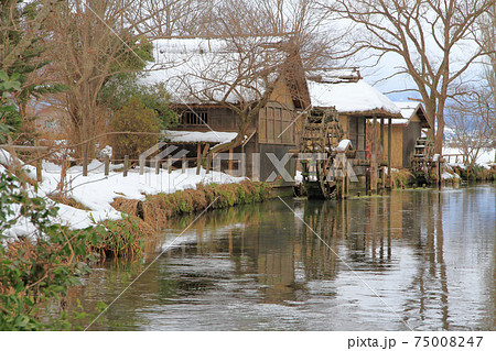 雪の安曇野　わさび農場の水車小屋 75008247