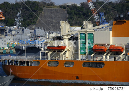 横須賀港に停泊する海自艦艇と米海軍艦艇 75008724