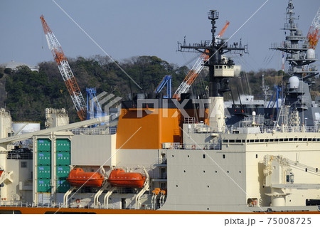 横須賀港に停泊する海自艦艇と米海軍艦艇 75008725