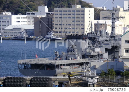 横須賀港に停泊する海自艦艇と米海軍艦艇 75008726