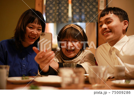 テレビ電話をする家族 テレビ電話をする家族 75009286