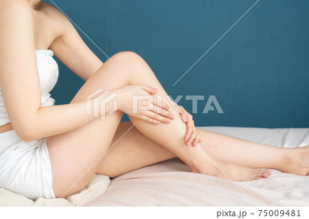 スキンケアのイメージ　女性　脚 75009481