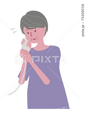 不安げな顔で電話をするシニア女性 不安げな顔で電話をするシニア女性 75009539