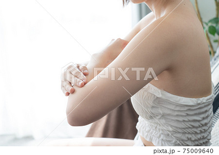 ボディケア 女性 腕 ボディケア 女性 腕 75009640