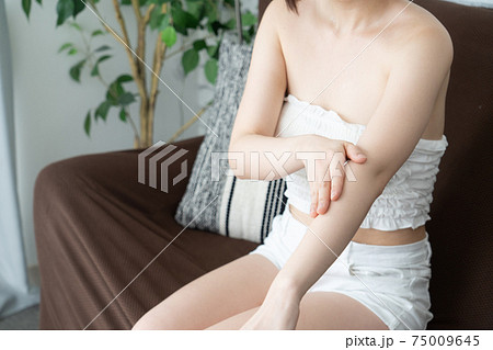 ボディケア　女性　腕 75009645