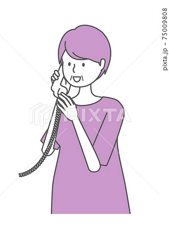笑顔で電話をするシニア女性 75009808