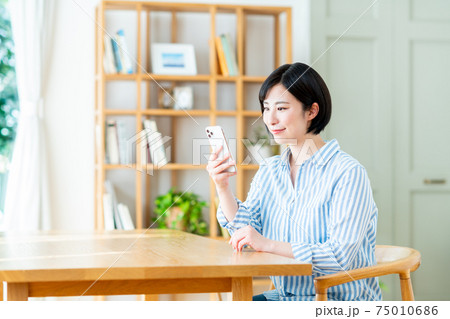 スマホを見る若い女性 75010686