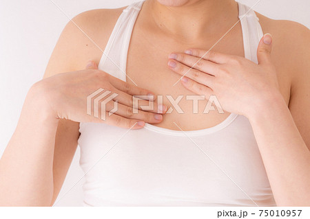 乳癌　セルフチェックのイメージ 75010957
