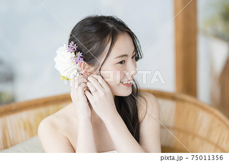 イヤリングをつける花嫁 イヤリングをつける花嫁 75011356