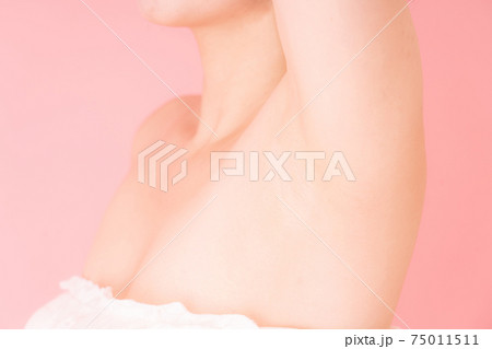 脱毛のイメージ　女性　わき 75011511