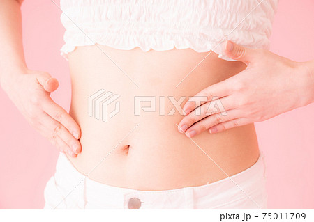 女性　お腹 75011709