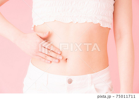 女性　お腹 75011711
