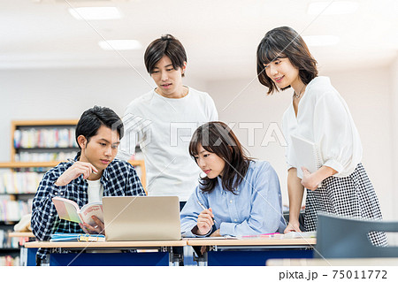 教室で話す大学生 撮影協力:中央工学校附属日本語学校 教室で話す大学生 撮影協力:中央工学校附属日本語学校 75011772