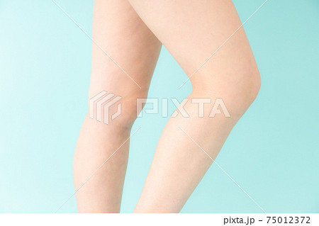 スキンケア　女性　脚 75012372
