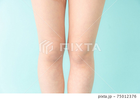 スキンケア　女性　脚 75012376