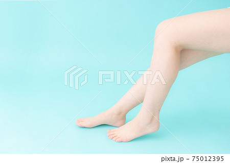 スキンケア　女性　脚 75012395