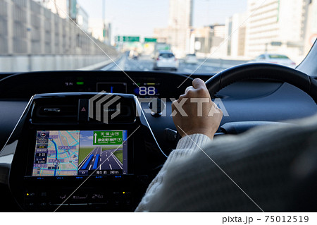 高速道路を走る乗用自動車の運転席 75012519