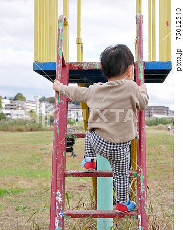 滑り台に足をかける子ども 75012540