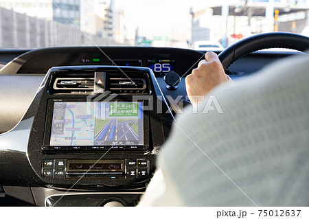 大阪の高速道路を走る乗用自動車の運転席 75012637