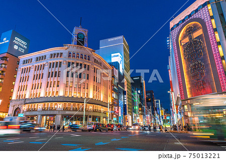 日本の東京都市景観　緊急事態宣言下の東京・銀座。人や車などの流れは絶えない…＝2021年2月5日 75013221