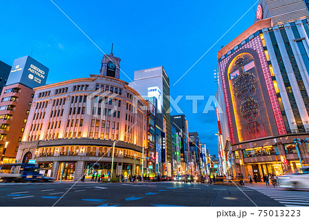 日本の東京都市景観 緊急事態宣言下の東京・銀座。人や車などの流れは絶えない…=2021年2月5日 日本の東京都市景観 緊急事態宣言下の東京・銀座。人や車などの流れは絶えない…=2021年2月5日 75013223
