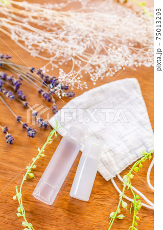 オシャレな布マスクと化粧水　アロマスプレーでリフレッシュ 75013293