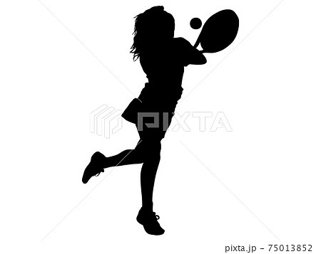 バックハンドでボールを打つ女性テニスプレイヤーのシルエット 75013852