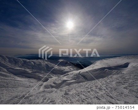 厳冬期の熊野岳と太陽 75014554