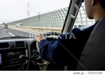 高速道路を走行中の乗用車の運転席 75014709