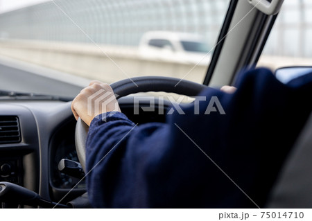 高速道路を走行中の乗用車の運転席 75014710